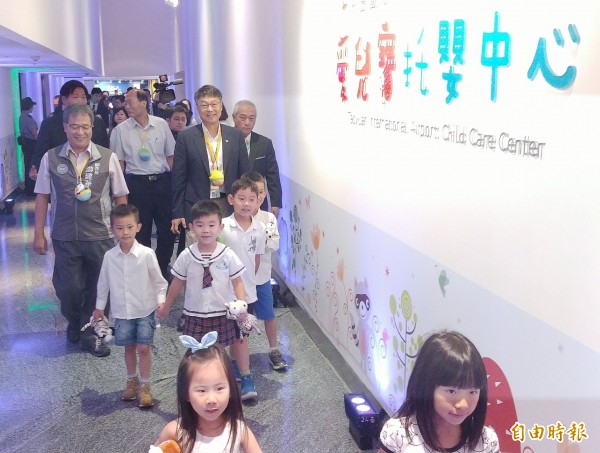 全台灣第一間國門托嬰中心今天啟用 ,桃園機場「愛兒寶托嬰中心」今天正式啟用,主要服務對象為機場公司及駐場各單位的嬰幼兒,不過初期只招收30名嬰幼兒,目前已有25人,這間機場托嬰中也是「台灣第一」,機場公司董事長曾大仁(右1)、桃園市副市長游建華(右2)、交通部人事處長蔡英良(左2)等人共同見證機場托運中心啟用剪綵儀式。(記者姚介修攝)