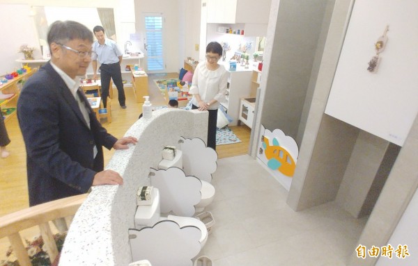 全台灣第一間國門托嬰中心今天啟用 ,桃園機場「愛兒寶托嬰中心」今天正式啟用,主要服務對象為機場公司及駐場各單位的嬰幼兒,不過初期只招收30名嬰幼兒,目前已有25人,這間機場托嬰中也是「台灣第一」,機場公司董事長曾大仁(右1)、桃園市副市長游建華(右2)、交通部人事處長蔡英良(左2)等人共同見證機場托運中心啟用剪綵儀式。(記者姚介修攝)
