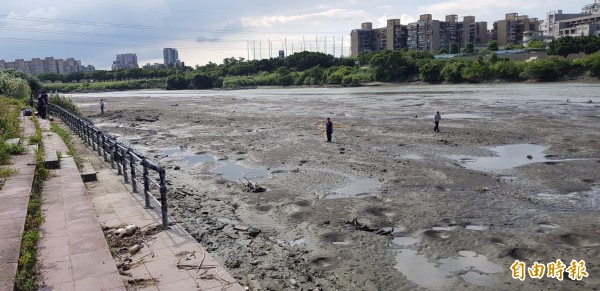 永和昨天發生駭人分屍案，鑑識人員在新店溪畔進行採證。（記者徐聖倫攝）