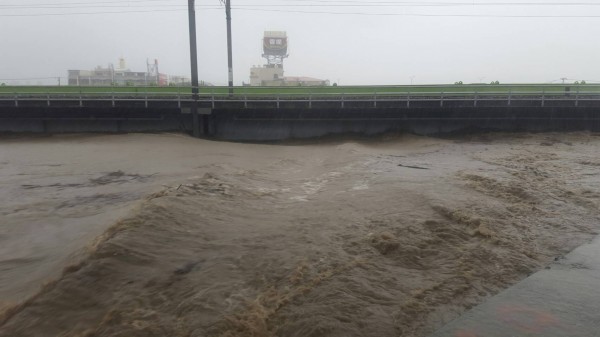 受豪雨影響，台鐵高雄橋頭－岡山雙線不通。（圖：台鐵局提供）