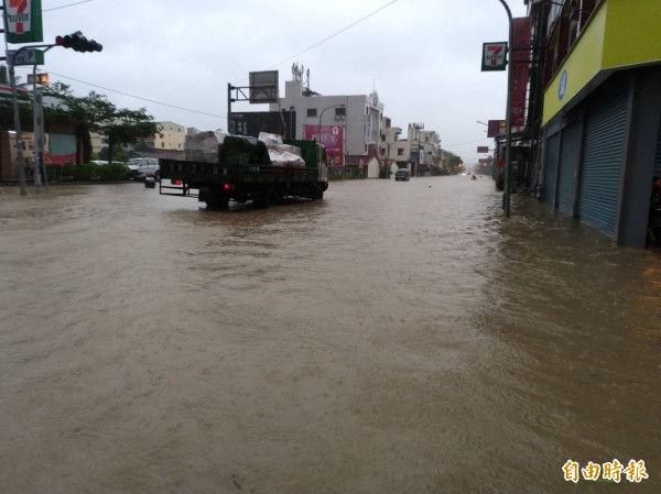 美濃市區淹大水。（記者黃佳琳攝）