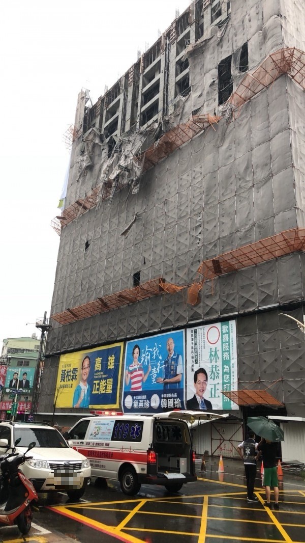 高雄市一棟興建中大樓鷹架倒塌，警消獲報趕往搜救。（讀者提供）