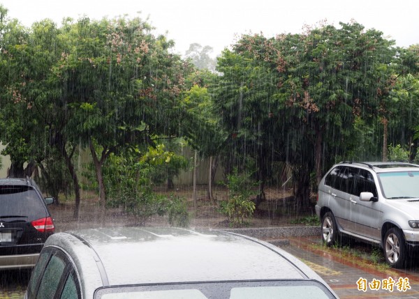 南投縣是發布豪雨縣市之一，午後已下起間歇性大雨。（記者陳鳳麗攝）