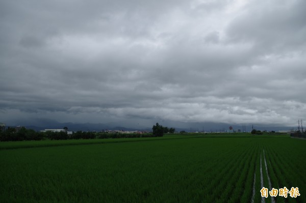 雲林縣烏雲密布，縣府提醒民眾嚴防致災性大雨。（記者林國賢攝）