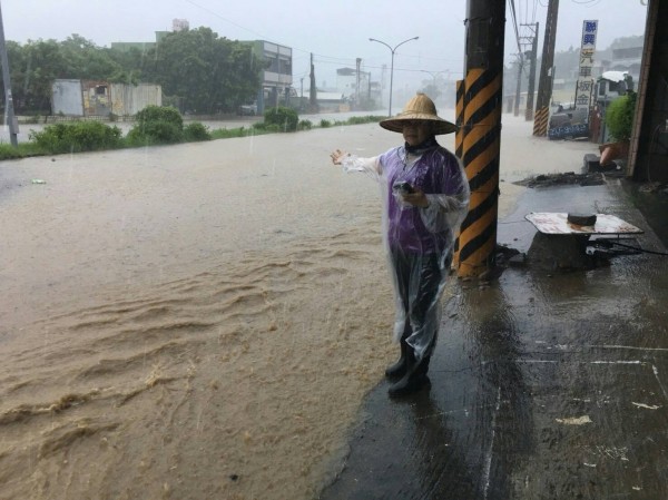 內坑路成了河流。（記者洪臣宏翻攝）