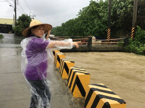 拷潭大排滿水位，內坑里長黃裕玲希望加速整治。（記者洪臣宏翻攝）