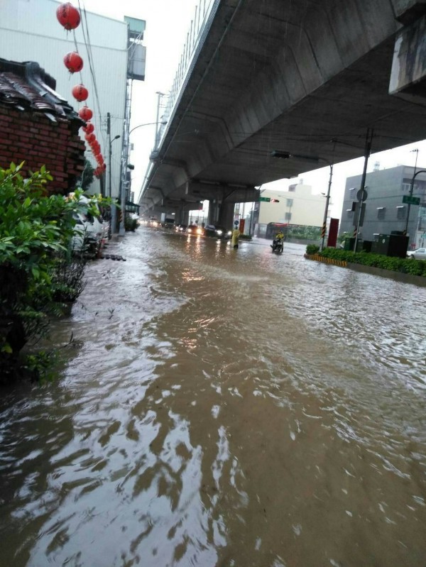 台88快速道路高架橋下積水嚴重。（記者洪臣宏翻攝）