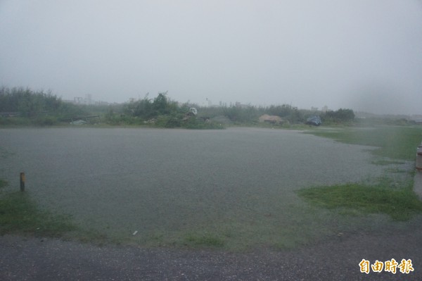 澎湖降雨量及時雨量創今年新高，部分低窪地區成為水鄉澤國。（記者劉禹慶攝）