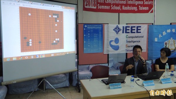 周俊勳(中)聯手臉書OpenGo,大戰AlphaGo。(記者黃旭磊攝)