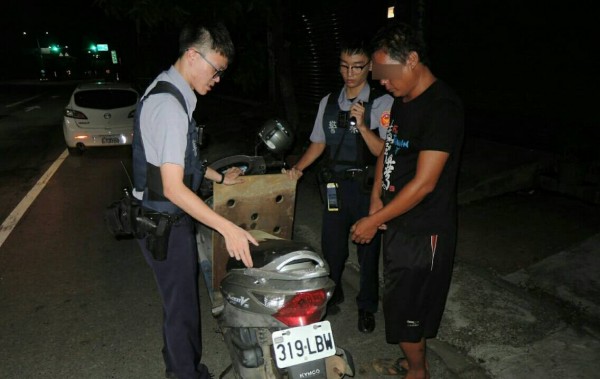 廖男騎著機車竊取水溝蓋，因違規左轉被警攔下盤查。（記者許倬勛翻攝）