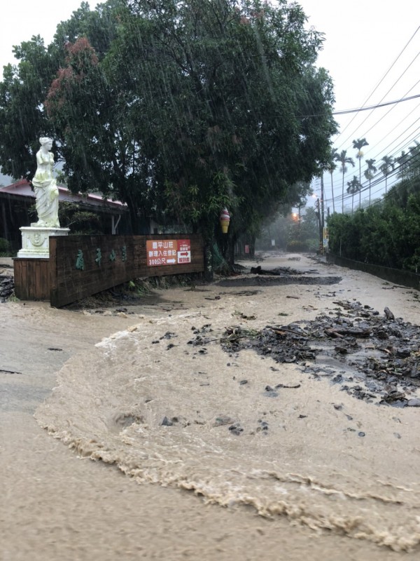 高雄山區道路柔腸寸斷通行受阻。（記者陳文嬋翻攝）