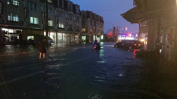 南市安中路晚間仍淹水。（記者洪瑞琴翻攝）