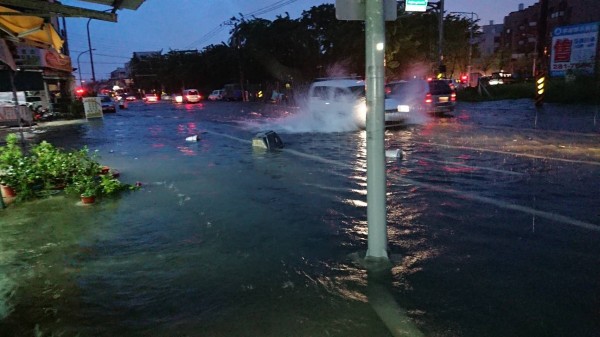 南市安中路晚間仍淹水。（記者洪瑞琴翻攝）