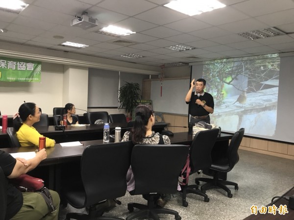 台灣原生植物保育協會常務監事陳世揚（右）用自家營造成功的棲地環境，讓人見識到即使在台北市，也可以住得很像在叢林。（記者黃美珠攝）