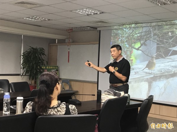 台灣原生植物保育協會常務監事陳世揚（右）用自家營造成功的棲地環境，讓人見識到即使在台北市，也可以住得很像在叢林。（記者黃美珠攝）