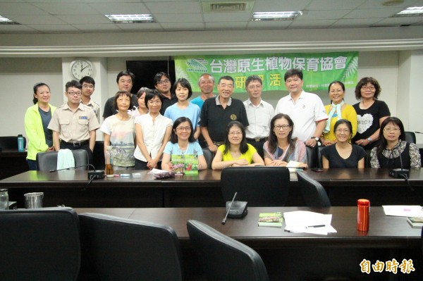 台灣原生植物保育協會在全台各縣市推動校園諾亞方舟的保種計畫，日前在新竹縣就舉辦有志教師研習活動。（記者黃美珠攝）