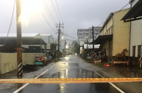 仁德文華一街通往中華醫事科大的路段因淹水而封閉。（記者吳俊鋒翻攝）