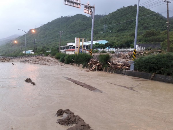 台26線竹坑段土石流封閉。（記者蔡宗憲翻攝）