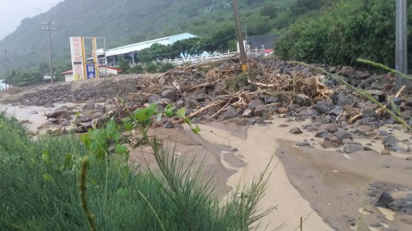 台26線竹坑段土石流封閉。（記者蔡宗憲翻攝）