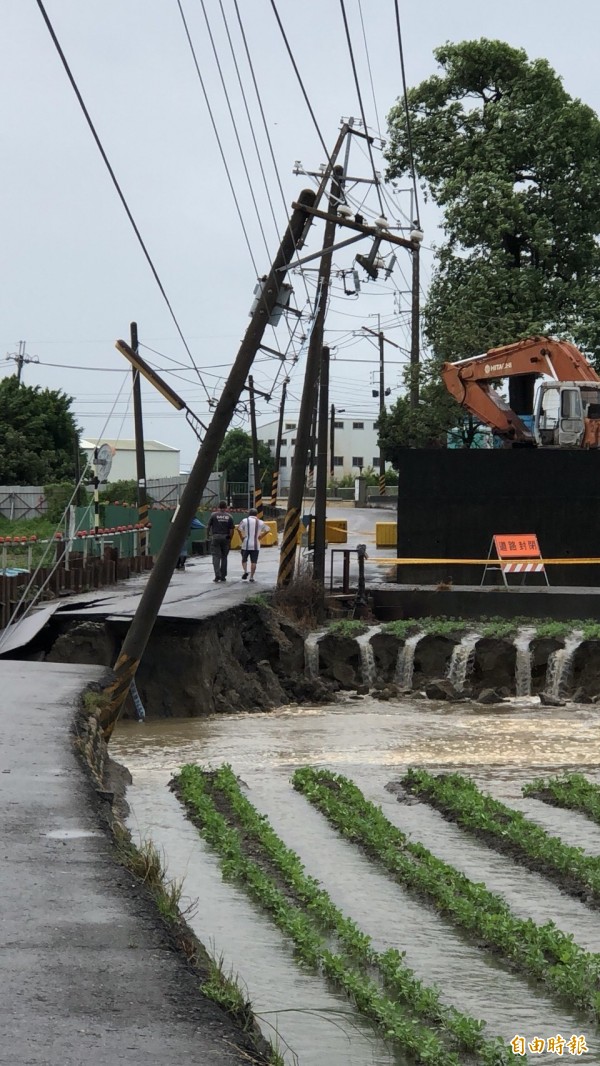 虎尾公所清潔隊對外道路嚴重塌陷，今天停收垃圾。（記者廖淑玲攝）