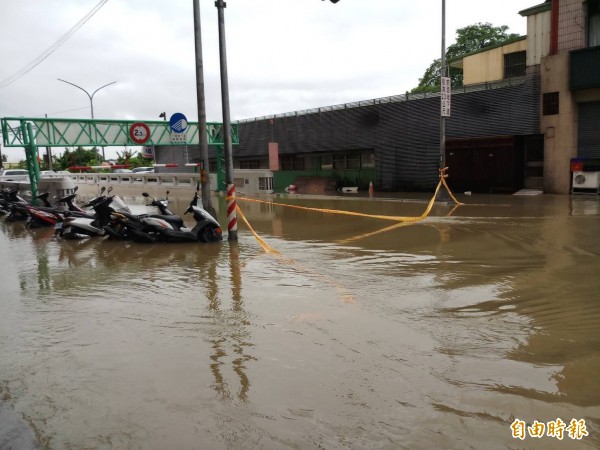 民雄文化路地下道淹水封閉中。（記者蔡宗勳攝）