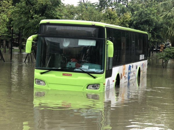 嘉義縣公車在新港鄉進水拋錨。（記者蔡宗勳翻攝）