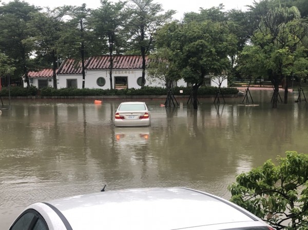 大雨滂沱，車輛在路上受困。（記者蔡宗勳翻攝）