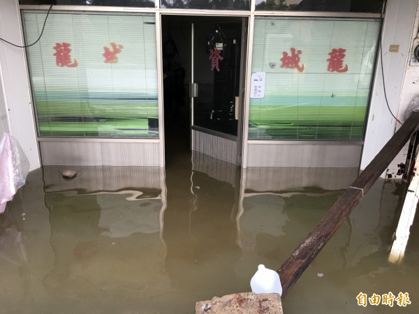 口湖下崙地區低窪處積水未退，民宅積水還有1、20公分深。（記者黃淑莉攝）