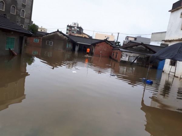 口湖低窪地區今天早上仍有部分地區泡在水中。（民眾提供）