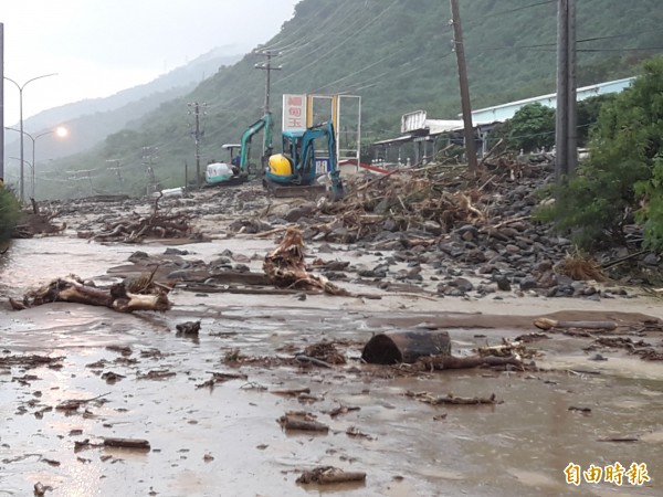 搶救台26線，公路總局出動機具清除。（記者陳彥廷翻攝）