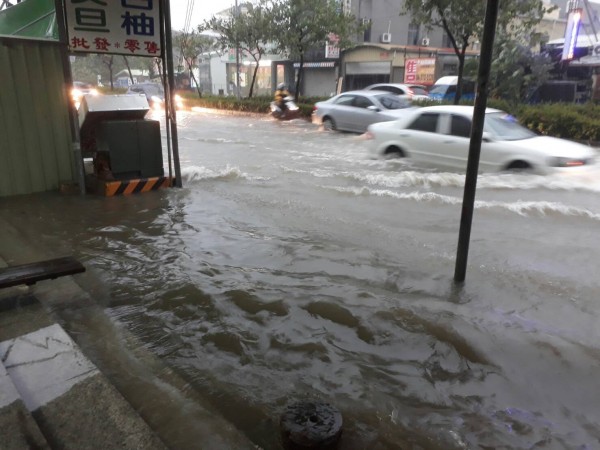 麻豆市區淹水。（記者楊金城翻攝）