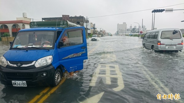 台南市道172線新營往鹽水因水淹到膝蓋，交通受阻中斷，部分車輛冒險涉水通過。（記者楊金城攝）