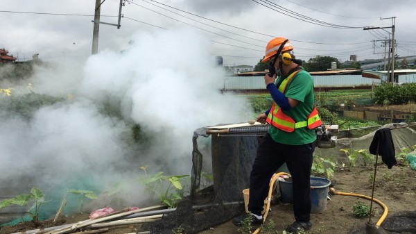 新北市環保局加強菜園及市民農園消毒工作。（環保局提供）