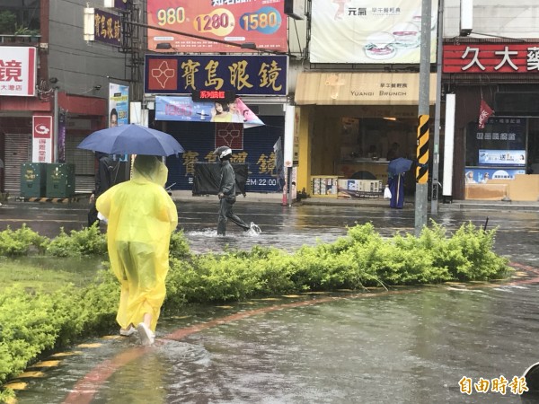 許多民眾外出都必須涉水而行。（記者萬于甄攝）