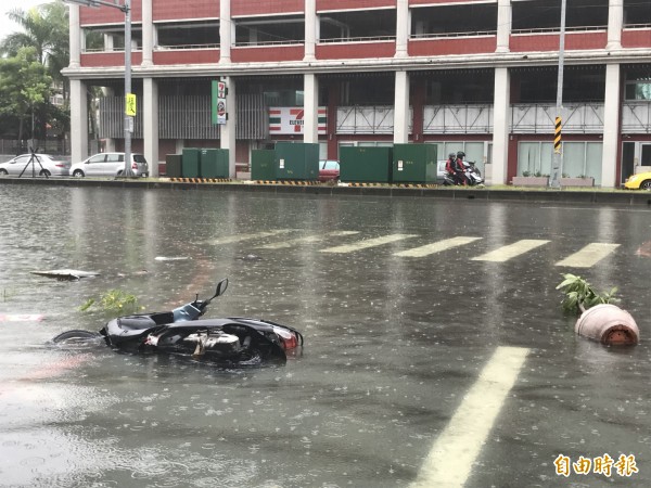 摩托車來不及牽至高處，就被泡在水中。（記者萬于甄攝）