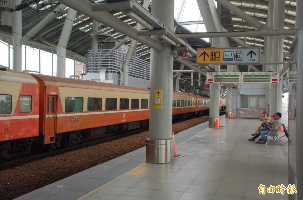 受豪雨影響，屏東北上對號列車今天中午前全面停駛。 示意照。 （記者李立法攝）