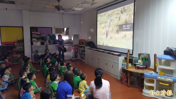 幼兒園教室變成生態電影院了，小朋友看得好專注。（記者王秀亭攝）