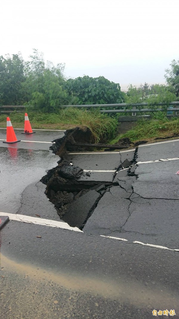 台26線竹坑以南又發生路基掏空。（記者陳彥廷攝）