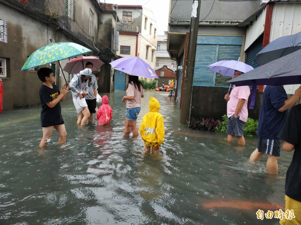 岡山潭底里大淹水，約900人受困，需要便當和瓶裝水支援。（記者黃佳琳攝）