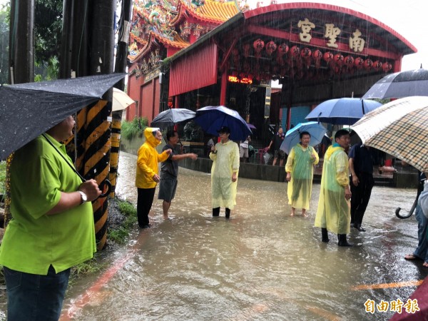 陳其邁上午前往大寮瞭解積淹水情況。（記者王榮祥攝）