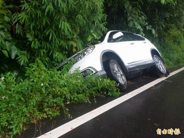 雨勢一波波，新竹縣五峰鄉南清公路（118號縣道）由於天雨路滑，今早一輛自小客車不慎整輛車滑落邊溝，所幸無人受傷。（記者廖雪茹攝）