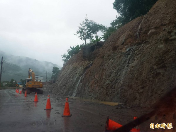 雨勢不斷，新竹縣五峰鄉南清公路（118號縣道）容易發生邊坡落石，由於天雨路滑，縣府和警消提醒民眾留意行車安全。（記者廖雪茹攝）