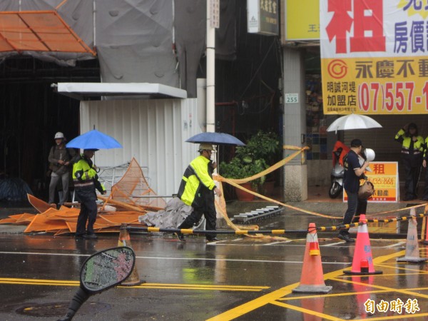 檢警至工地調查。（記者黃旭磊攝）