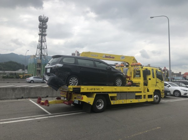 新北市議員林裔綺今天早上10點50分在國道發生車禍，車輛打轉撞上安全島才停住，所幸人沒事；圖為林裔綺的座車。（記者俞肇福翻攝）