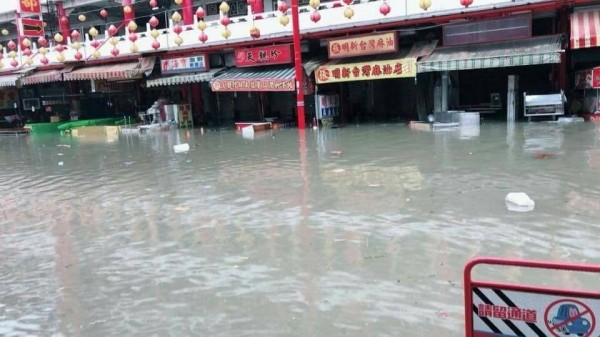 新港奉天宮前道路變成河道。（記者蔡宗勳翻攝）