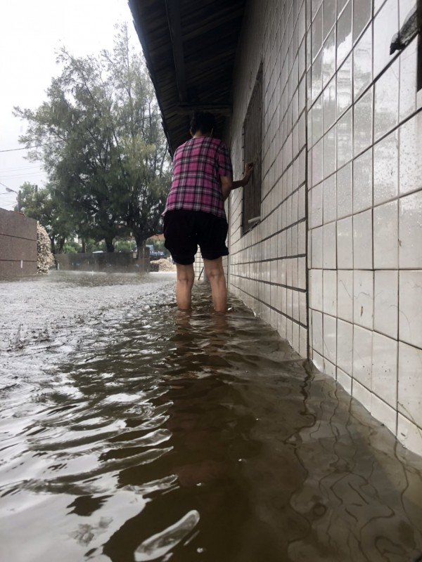 阿嬤住家仍然淹水到小腿肚。（民眾提供）