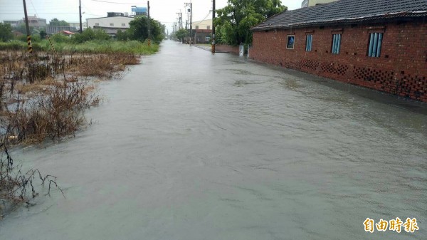 水林蔦松今天早上積水仍有5、60公分深。（記者黃淑莉攝）