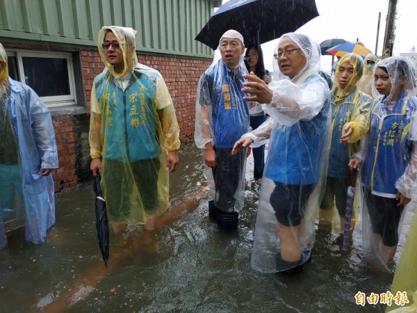 韓國瑜到永安勘查淹水災情。（記者黃佳琳攝）