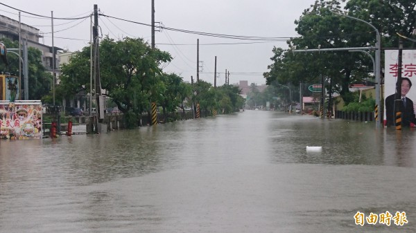 鹽水岸內大排溢堤，分不清道路和區排。（記者楊金城攝）