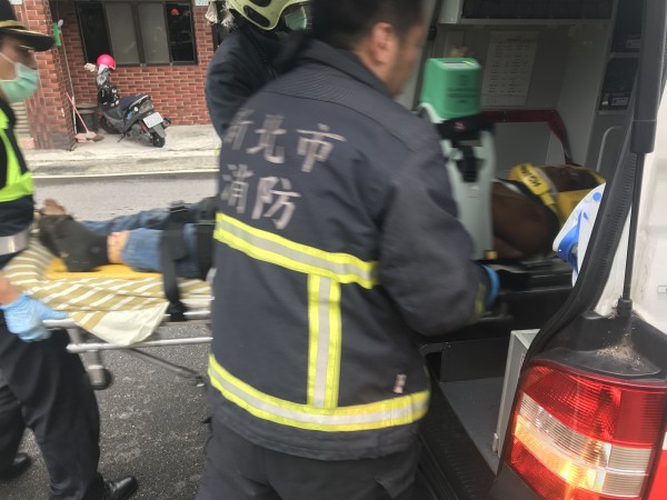 救護人員將患者搬上救護車，送醫搶救。（記者吳昇儒翻攝）